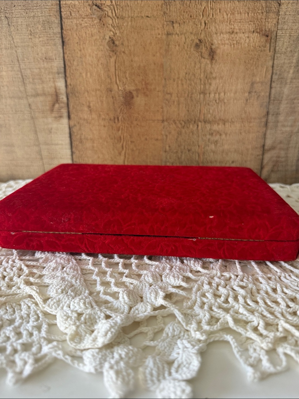 VTG red velvet jewelry box/travel case with gold-tone trim with clip on earrings - Picture 7 of 14